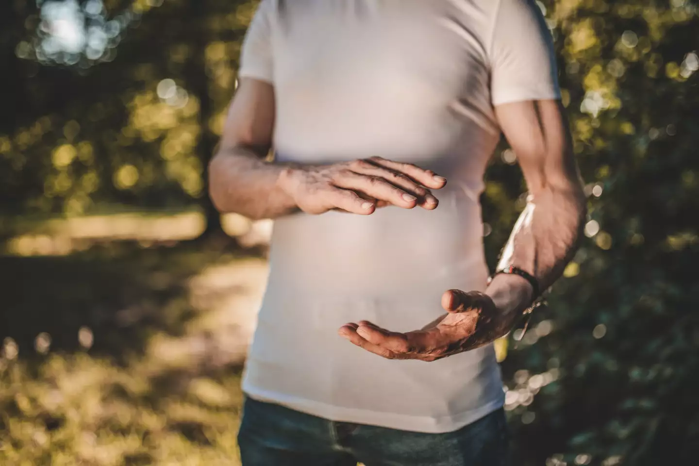 Ruce na břiše při dechovém cvičení